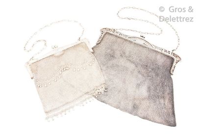 null Evening bag in silver mesh decorated with pendants, the clasp decorated with...