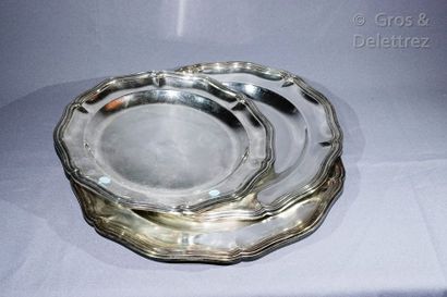 CHRISTOFLE Suite de trois plats circulaires en métal argenté, modèle à filets et...