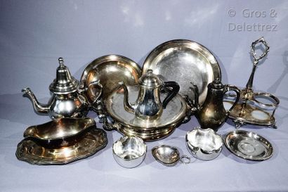 null Lot in silvery metal comprenant :

one chafing dish; one oil and vinegar maker;...