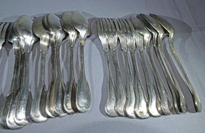 null Set of mismatched silver-plated metal cutlery, net model, comprenant :

9 table...