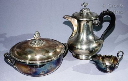 null Lot in silvery metal comprenant :

A covered broth with two leafy handles, taking...
