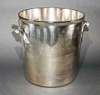 null Champagne bucket with two handles in silver metal, edged with a gadroon moulding.

Orfèvre :...