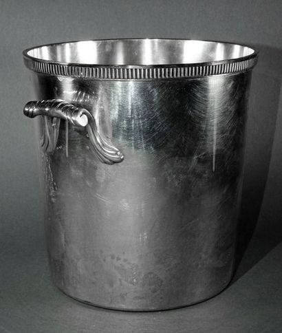 null Champagne bucket with two handles in silver metal, edged with a gadroon moulding.

Orfèvre :...