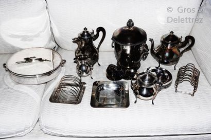 null Metal lot argenté :

Teapot, coffee pot (accident at the hinge) and sugar bowl...