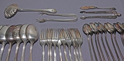 null Lot of mismatched silver-plated metal cutlery comprenant :

8 table spoons and...