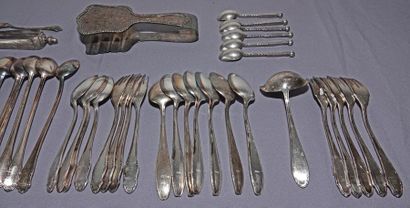 null Lot of mismatched silver-plated metal cutlery comprenant :

8 table spoons and...