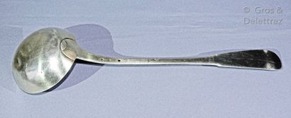 null Flat plain silver ladle

1819-1838 (rubbed, bumps)

Poids : 276 g Length 37...