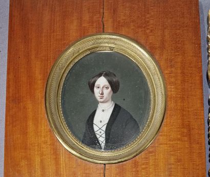 null Miniature ovale représentant une femme Milieu du XIXème siècle 10,2 x 8cm On...