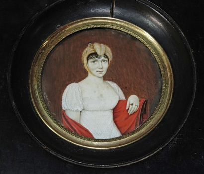 null Two round miniatures représentant :

one, a young woman sitting with a red stole,...