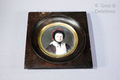 null Round miniature representing a little girl with a bonnet, signed and dated E....