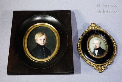 null Deux miniatures ovales représentant un jeune garçon en veste noire à boutons...