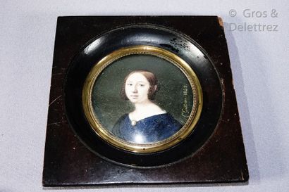 null Round miniature representing a young girl in dark blue dress, signed and dated...