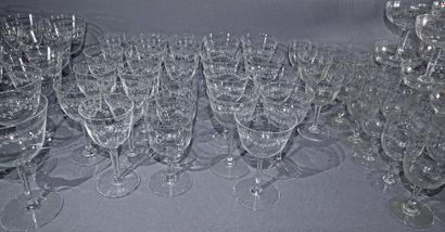 null Partie de service de verres à pied en cristal à décor gravé de guirlandes feuillagées,...