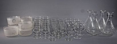 null Partie de service de verres à pied en cristal chiffré DE, comprenant : 7 coupes...