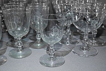 null Partie de service de verres à pied en cristal chiffré DE, comprenant : 7 coupes...