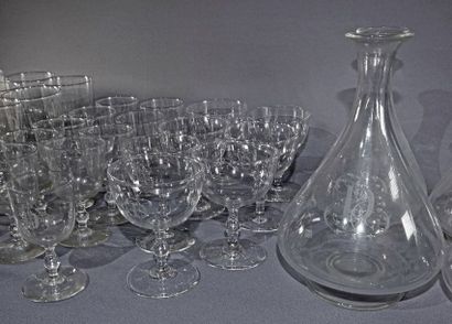 null Partie de service de verres à pied en cristal chiffré DE, comprenant : 7 coupes...