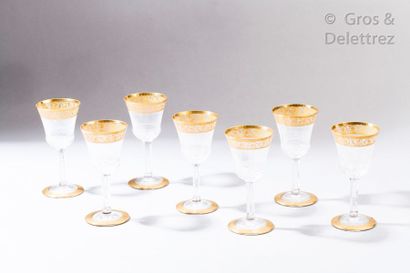 SAINT LOUIS Modèle THISTLE - Belle partie de service en cristal et filets dorés composé...