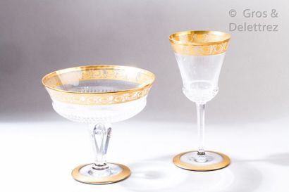 SAINT LOUIS Modèle THISTLE - Belle partie de service en cristal et filets dorés composé...