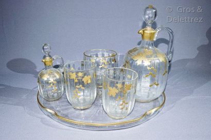 null Crystal water glass decorated with golden maple leaves, comprenant : two one-handled...