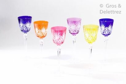 null Suite de six verres à vin blanc du Rhin en cristal taillé et colorés bleu, rose,...