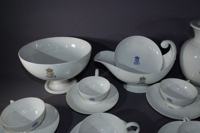 SÈVRES Réunion de porcelaines blanches au chiffre couronné de Louis-Philippe du service...