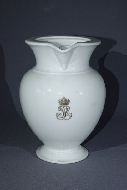 SÈVRES Réunion de porcelaines blanches au chiffre couronné de Louis-Philippe du service...