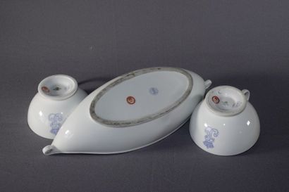 SÈVRES Réunion de porcelaines blanches au chiffre couronné de Louis-Philippe du service...