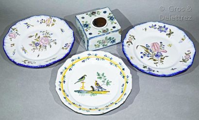 CHAROLLES et NEVERS Paire d’assiettes à contours en faïence à décor polychrome de...