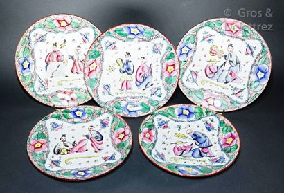 BAYEUX Suite de cinq assiettes en porcelaine à décor polychrome de personnages chinois...