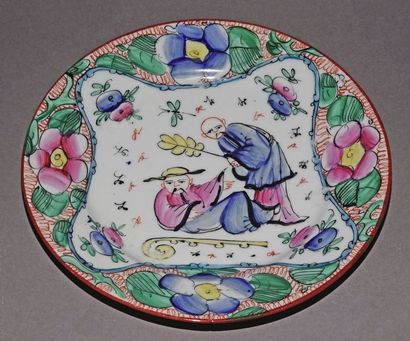 BAYEUX Suite de cinq assiettes en porcelaine à décor polychrome de personnages chinois...
