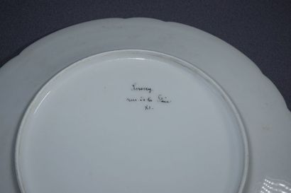 null Importante partie de service de table en porcelaine blanche polylobée bordée...