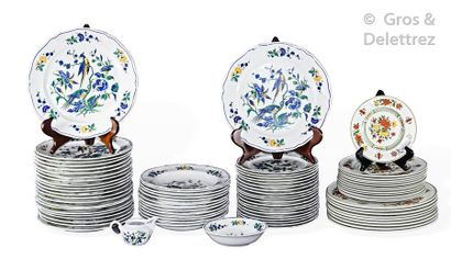 VILLEROY ET BOCH Partie de service de table en porcelaine à décor de fleurs et d’oiseaux...