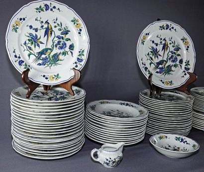 VILLEROY ET BOCH Partie de service de table en porcelaine à décor de fleurs et d’oiseaux...