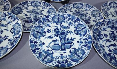 DELFT Suite de huit assiettes en faïence à décor floral en camaïeu bleu. XVIIIème siècle...