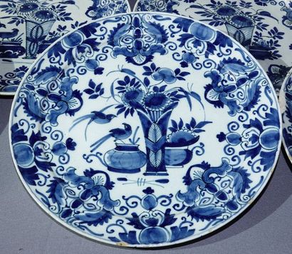 DELFT Suite de huit assiettes en faïence à décor floral en camaïeu bleu. XVIIIème siècle...