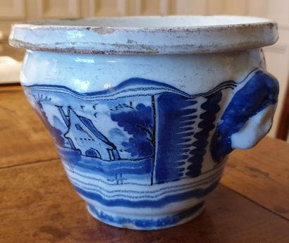 null Vase bouteille en grès siliceux à décor en camaïeu bleu Perse, XIXème siècle...