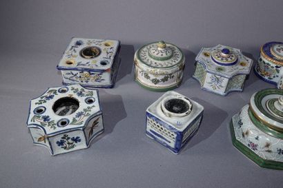 null Meeting of nine inkwells in earthenware or polychrome porcelain. Desvres, Gien,...