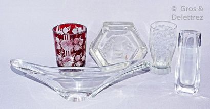 null Crystal lot comprenant :

DAUM NANCY a cup (length. 39cm) and a vase (height....