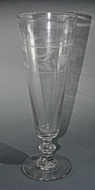 null Flacon à long col en verre taille à décor de marguerites stylisees. Fin du XVIIIeme siècle....