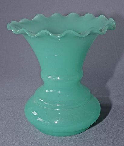 null Lot comprenant?:

une paire de vases en opaline verte, le col festonné, Haut....