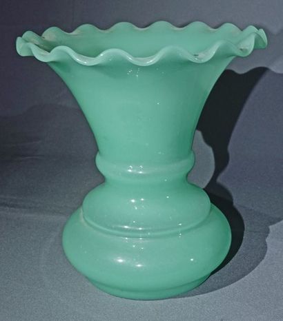 null Lot comprenant :

a pair of green opaline vases, scalloped collar, 20.5cm high;

a...