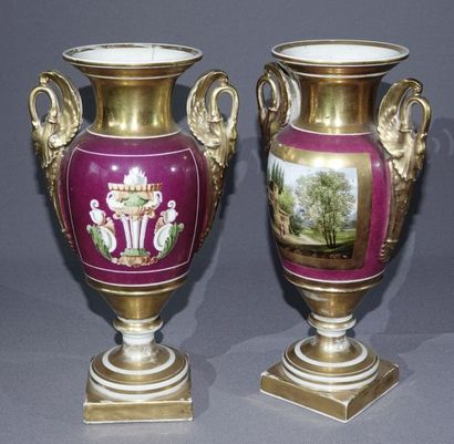 null Paire de vases balustre en porcelaine à fond pourpre et or à décor de paysages...