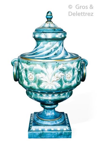 null Importante urne couverte en porcelaine à décor de rinceaux feuillagés blancs...