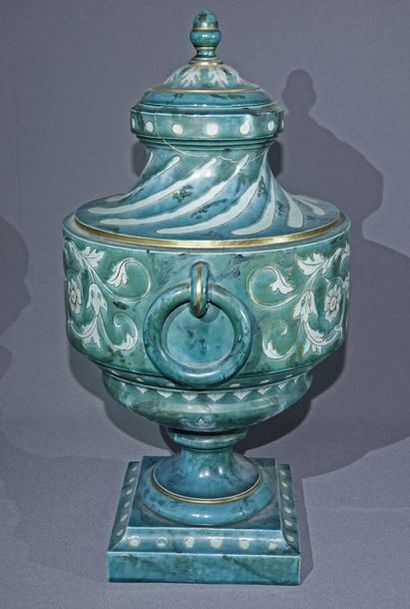 null Importante urne couverte en porcelaine à décor de rinceaux feuillagés blancs...