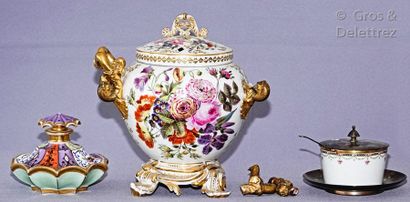PARIS Vase pot-pourri à deux anses en porcelaine blanche et or à décor floral polychrome,...