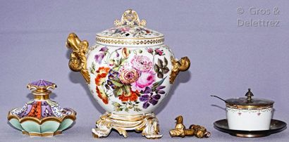 PARIS Potpourri vase with two handles in white and gold porcelain with polychrome...