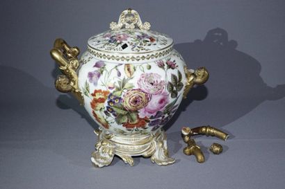 PARIS Potpourri vase with two handles in white and gold porcelain with polychrome...