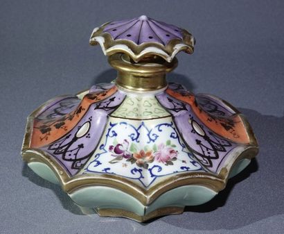 PARIS Vase pot-pourri à deux anses en porcelaine blanche et or à décor floral polychrome,...