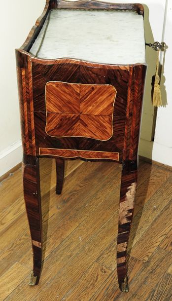 null Small snack table made of veneer inlaid with leaves in reserves, opening by...