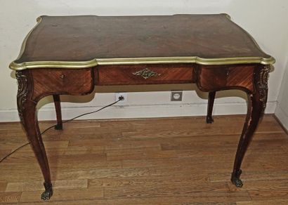 null Small veneered ladies' desk table, opening by three drawers, the top inlaid...